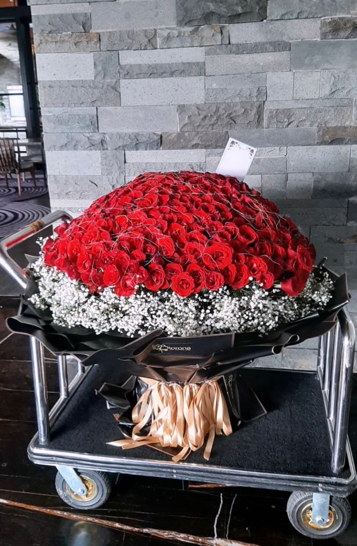 Buket Queen 500 Mawar dari Biorona Florist